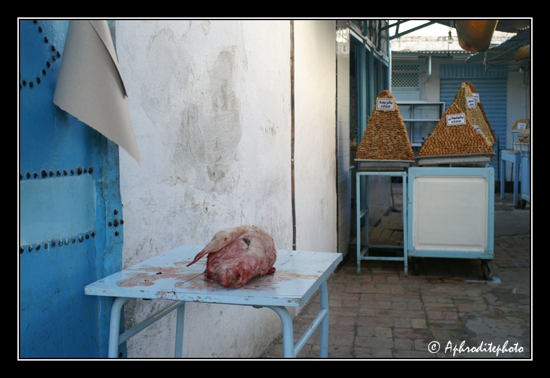 224 Kairouan, charcuterie et patisserie tunisienne se cotoient alegrement